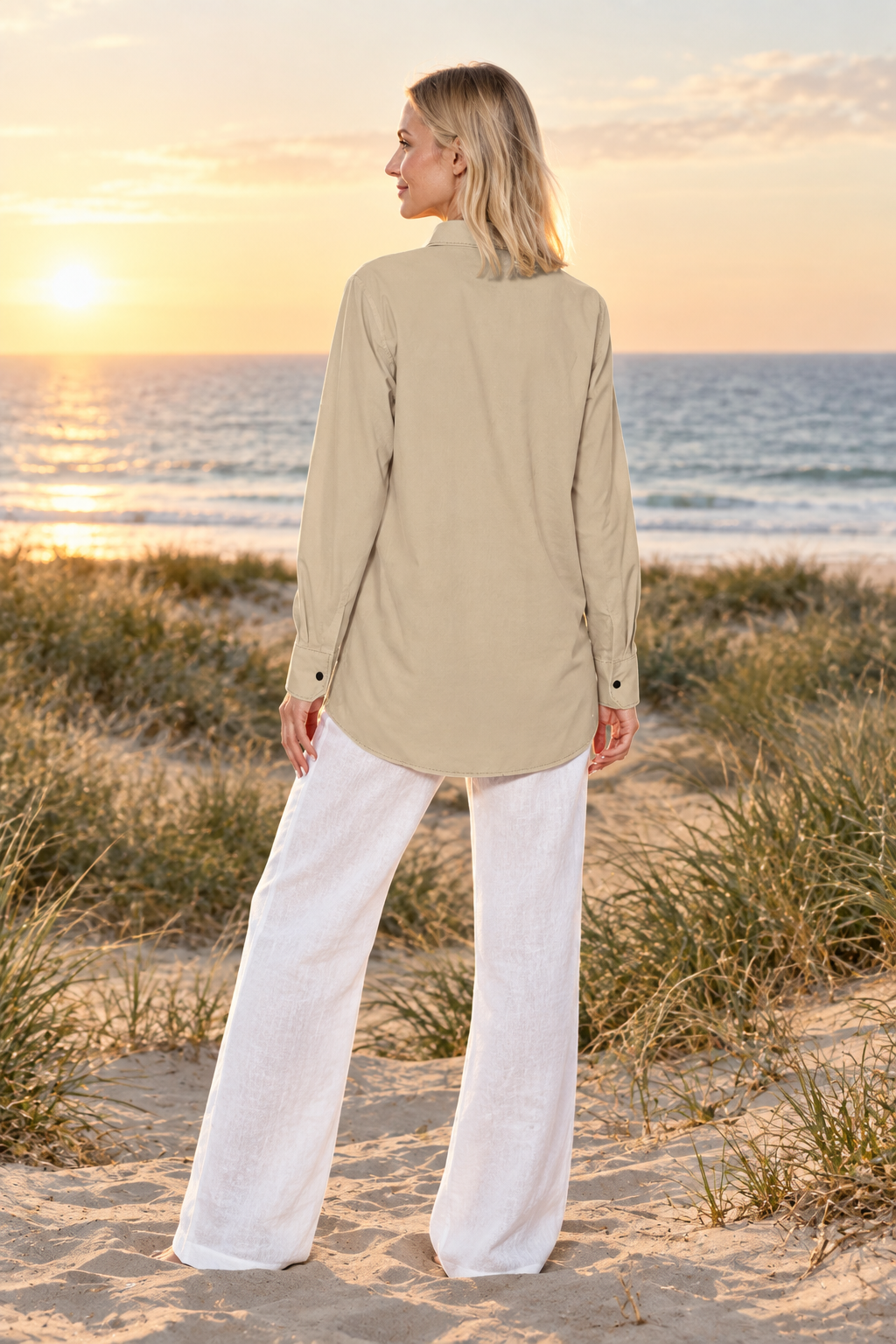 Camisa beige, vista trasera frente al mar