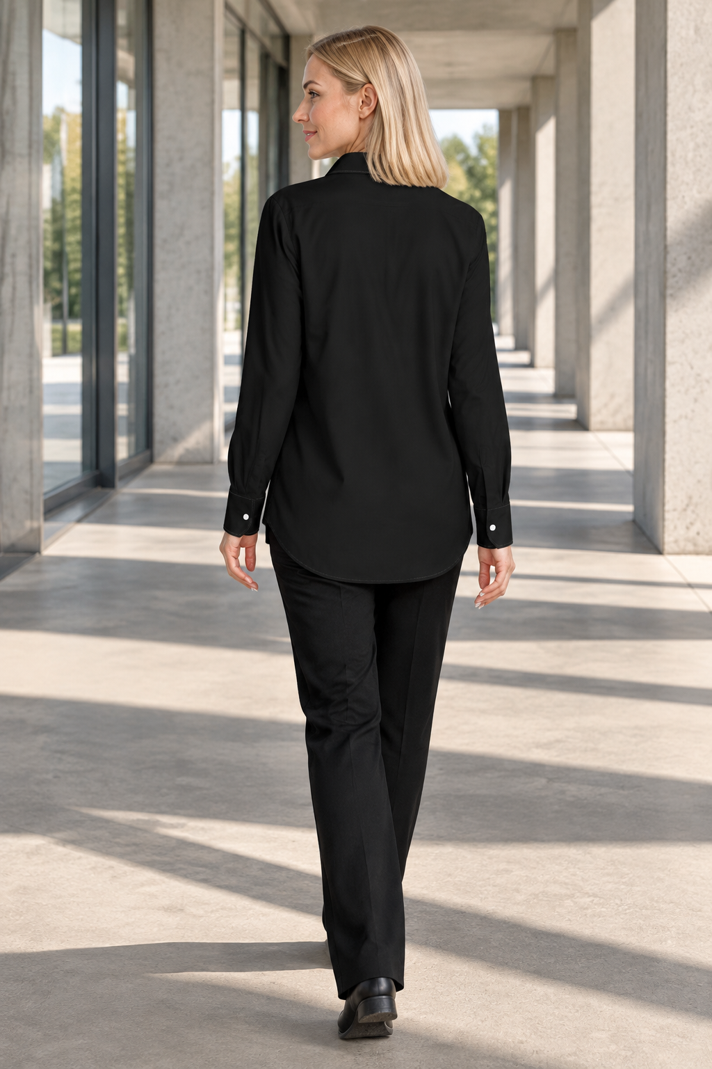 Camisa negra de mujer, vista trasera caminando