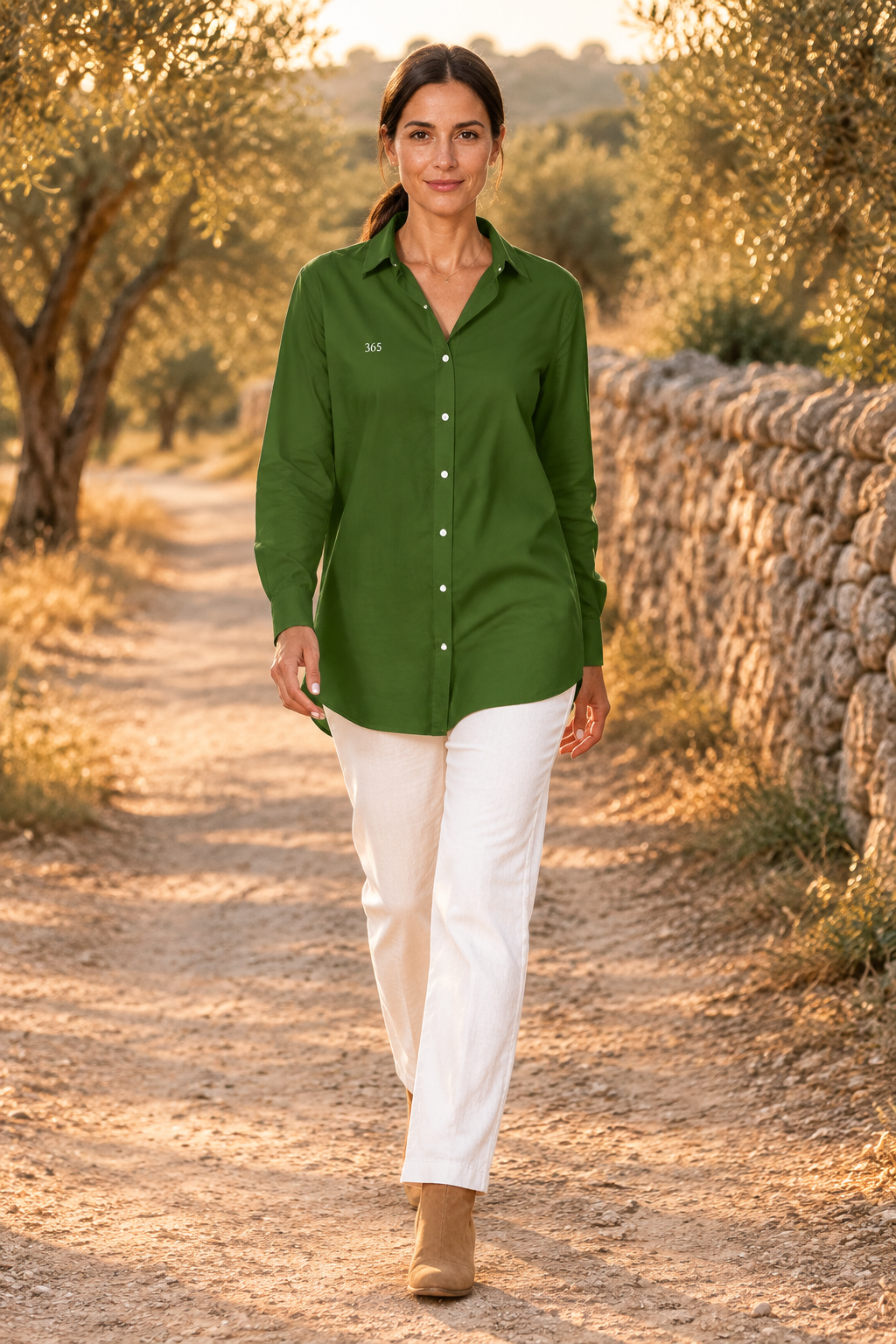 Camisa verde oliva, cuerpo entero en el olivar