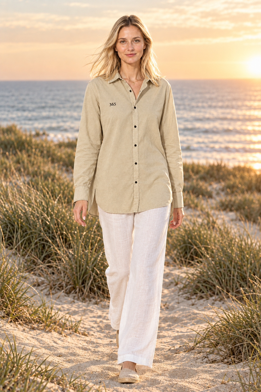 Modelo de cuerpo entero con camisa beige